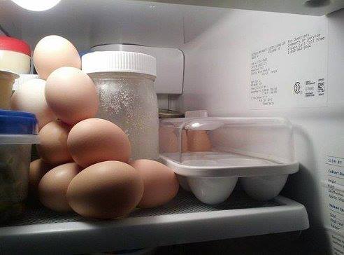 Ако помолиш мъж да подреди яйцата в хладилника ...